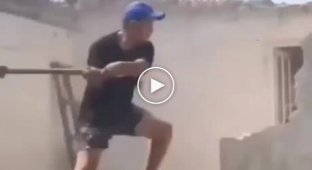 Спритний чоловік з молотком у руках