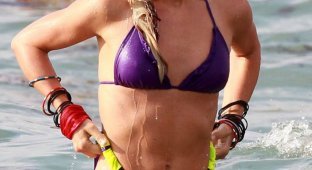 Джулианна Хаф в бикини на пляже (8 Фото)