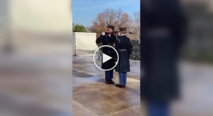 Торжественная смена караула: Осмотр и прием оружия