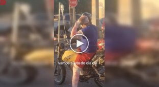 «Он явно должен быть в больнице»: мотоциклист в бинтах и с капельницей