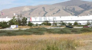 Экскурсия по заводу Tesla Motors (44 фото)