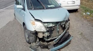 На Камчатке столкнулись три автомобиля (3 фото + 1 видео)
