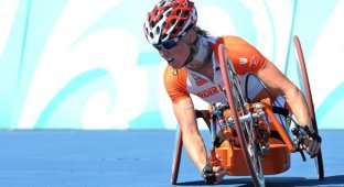 Паралимпийская чемпионка встала с инвалидного кресла после падения (4 фото)