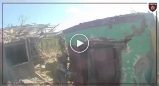 Зачистка зданий в селе Клещеевка Донецкой области от первого лица украинского бойца