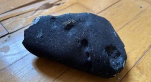 Метеорит упав на житловий будинок та пробив дах (3 фото + 1 відео)