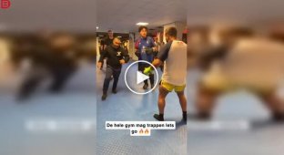 Демонстрация выносливости: мужчина принимает удары на себя