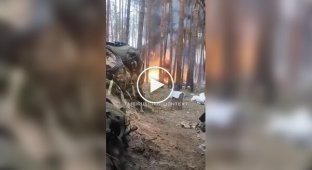 Вцілілі окупанти спостерігають із укриття за детонацією свого складу боєприпасів