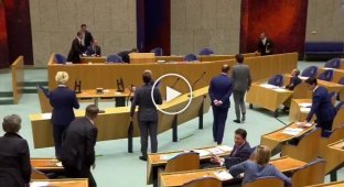 Министр здравоохранения Нидерландов упал в обморок во время обсуждения коронавируса