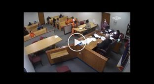 Родственники чернокожего подсудимого устроили потасовку в зале суда