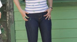 Мила Кунис в обтягивающих джинсах (9 Фото)