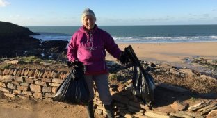 В 2018 году эта 70-летняя женщина очистила от мусора 52 пляжа (10 фото)