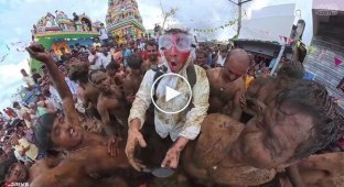 Американец побывал на индийском фестивале, где участники закидывают друг друга навозом