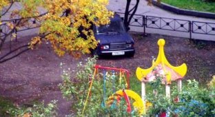 Не паркуйтесь на детских площадках (2 фото)