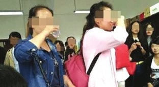 В Китае профессор провел экзамен по распитию водки  (4 фото)