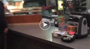 Разбушевавшийся сотрудник McDonalds разнес ресторан в котором работал