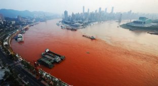 Красный Китай: воды реки Янцзы стали красными (11 фото)