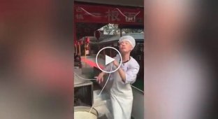 Китайский повар стал звездой местных соцсетей после своих танцев с лапшой