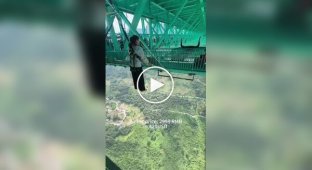 625 метрів над землею: в Китаї запустили банджі-джампінг для найсміливіших