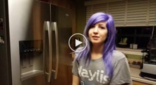 Синий или фиолетовый  девушка меняет цвет волос за несколько секунд
