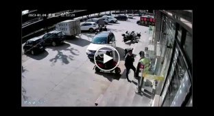 Грузовое колесо, поразившее полицейского в КНР