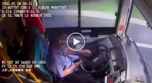 Водитель автобуса смотрел на выезд, но не заметил препятствие на своем пути