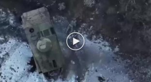 Украинский дрон сбрасывает гранату на десант российской БМП-1 в районе Авдеевки