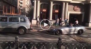 В Москве спорткар застрял на лежачем полицейском