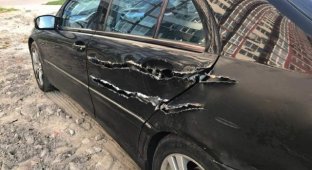 A car with strange “scratches” (4 photos)