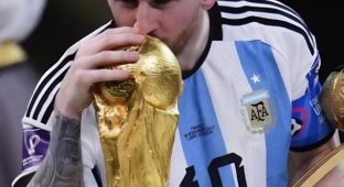 A fan got a tattoo with Messi kissing the World Cup-22 Cup and something went wrong (2 photos)