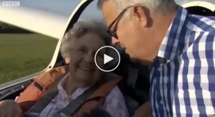 100 летняя бабулька отпраздновала свой день рождения в кабине пилота