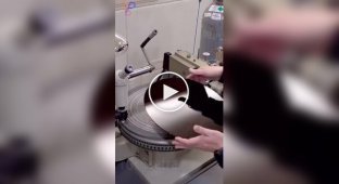 What does the process of creating vinyl records look like?