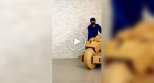 Хлопець зробив картонний мотоцикл-трансформер