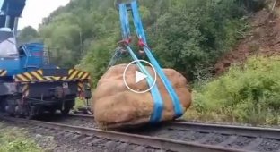 Камень весом в 16 тонн скатился с сопки и аккуратно лёг на рельсы на перегоне между станциями