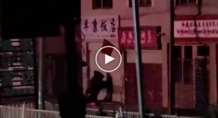 Голодные медведи залезли в ресторан в Китае