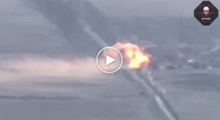 Детонація БК російського танка Т-72Б3М після прильоту українського дрона-камікадзе на Мар'їнському напрямі