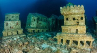 Abandoned underwater “city” at a depth of 30 meters (6 photos + 1 video)