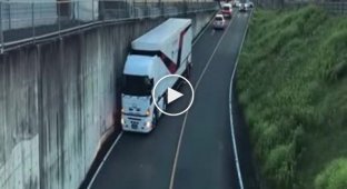 Как в Японии водители грузовиков проезжают в тоннели