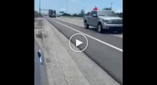 Мужчина на ходу запрыгнул на капот грузовика