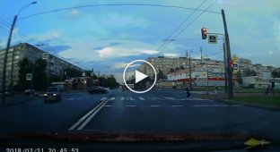В Петербурге маршрутный автобус сбил на перекрестке велосипедистку