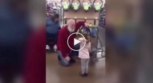 Дедушка решил подыграть девочке которая подумала что он Санта