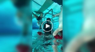 Тренировка по покиданию вертолета под водой