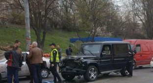 В Киеве пьяный автомойщик разбил Mercedes-Benz Gelandewagen Медведчука (4 фото)