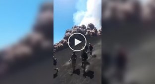 Туристы в панике бегут от извержения вулкана Этна