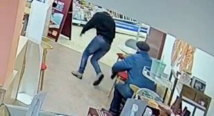 A daring thief stole a Rolex from a pensioner (5 photos + 1 video)