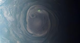 NASA probe spotted a green flash on Jupiter (4 photos)