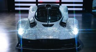 Aston Martin Valkyrie Spider обклеїли стразами (1 фото + 3 відео)