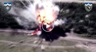 Russian self-propelled gun Msta-S shatters after the arrival of a Ukrainian drone