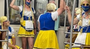 Модники и чудаки в метро (19 фото)