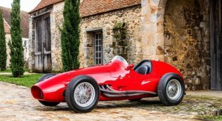 70-летний болид Формулы-1 Ferrari Tipo 625 выставили на аукцион (13 фото)