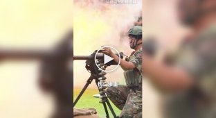 Демонстрація військової підготовки студентів китайського коледжу